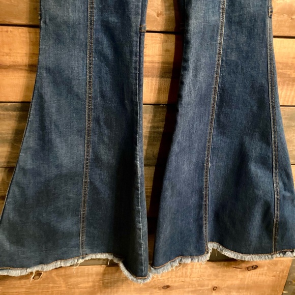 Bell Bottom jeans zip up on the side size Med Woman’s - Picture 9 of 14